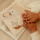 LITTLE DUTCH minkšta pojūčių knygelė NEWBORN NATURALS BEIGE